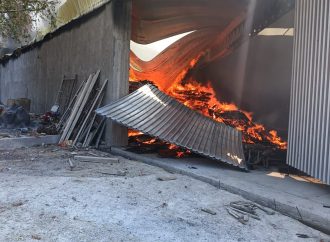 SE QUEMA FABRICA DE LONAS Y BODEGA EN YAUTEPEC