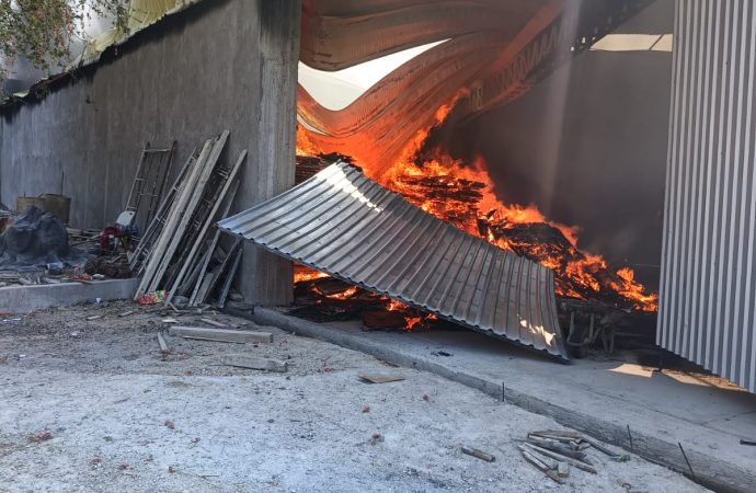 SE QUEMA FABRICA DE LONAS Y BODEGA EN YAUTEPEC