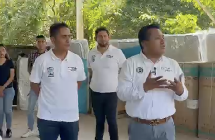 “Entrega Enrique Alonso enseres domésticos a familias afectadas por la creciente del río Nexpa en Tlaquiltenango”
