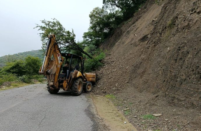 Atiende Ayuntamiento deslave del cerro que conduce a la comunidad de Santa Cruz.