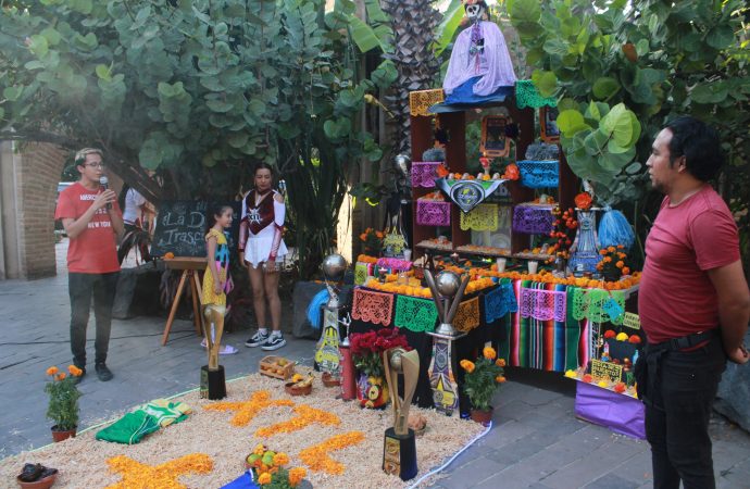 Realizan exposición de altares en la arcada municipal como parte del Festival “Almas de Luz Jojutla 2025”