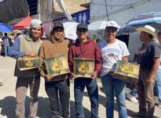 AGUSTIN ALONSO REGALO MAS DE 300 PARES DE BOTAS A GANADEROS DE YECAPIXTLA Y MUNICIPIOS VECINOS