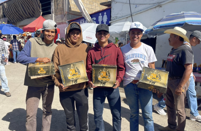 AGUSTIN ALONSO REGALO MAS DE 300 PARES DE BOTAS A GANADEROS DE YECAPIXTLA Y MUNICIPIOS VECINOS