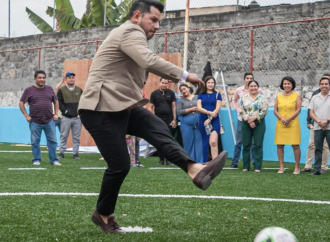 DEPORTE EN XOCHITEPEC: “CHALO FLORES” CONVIVE Y DA PATADA INICIAL EN CANCHA DIGNA DE COLONIA LÁZARO CÁRDENAS