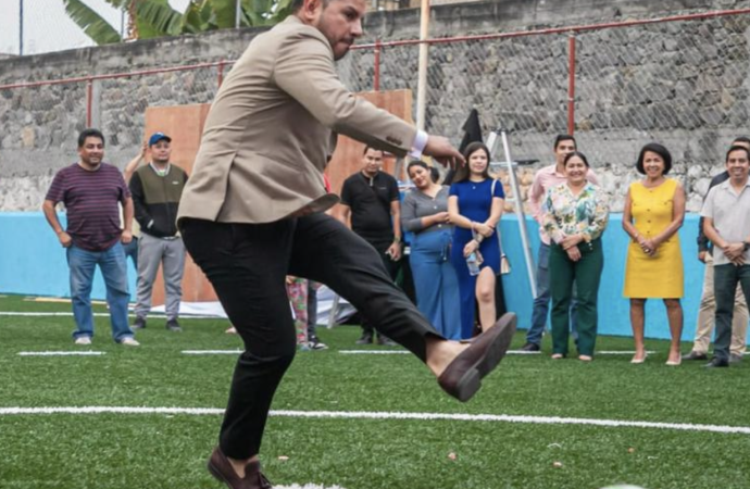 DEPORTE EN XOCHITEPEC: “CHALO FLORES” CONVIVE Y DA PATADA INICIAL EN CANCHA DIGNA DE COLONIA LÁZARO CÁRDENAS