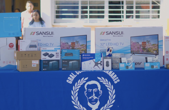 El Ayuntamiento de Tlaquiltenango, que preside Enrique Alonso Plascencia, a través del programa “Ojo Seguro” y del C2 (Centro de Comando) del municipio, llevó a cabo la instalación de cámaras de seguridad en la primaria “General Celerino Manzanares”, ubicada en la colonia Manzanares.