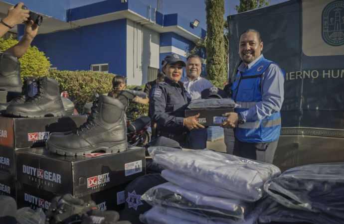 ENTREGA ISRAEL PIÑA LABRA, UNIFORMESY SEGURO DE VIDA PARA POLICÍAS DE TEMIXCO