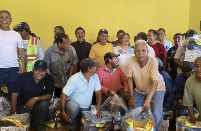 ENTREGA AYUNTAMIENTO DE JOJUTLA UNIFORMES A PERSONAL SINDICALIZADO