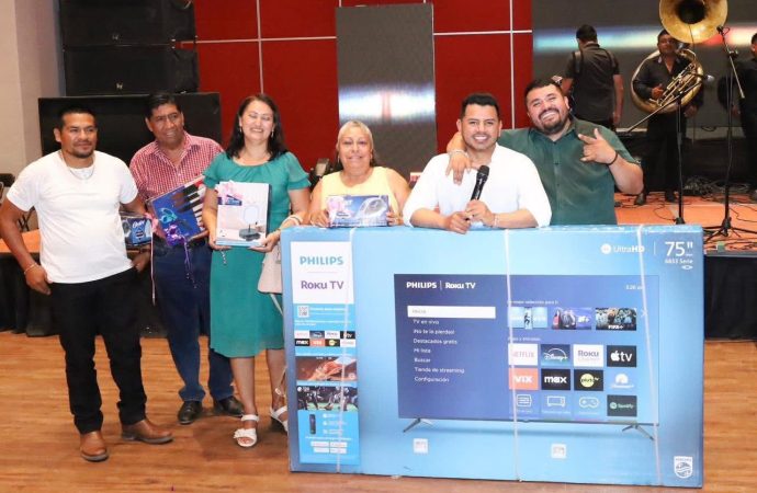 RECONOCIMIENTO Y ADMIRACIÓN: CELEBRA “CHALO” FLORES A MAESTRAS Y MAESTROS DE XOCHITEPEC