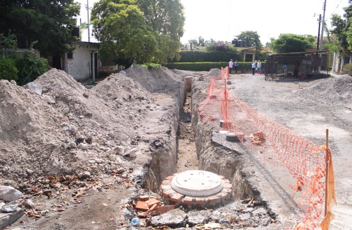 SUPERVISA ALAN MARTÍNEZ AVANCE DE LA REHABILITACIÓN DE DRENAJE SANITARIO EN LA UNIDAD MORELOS